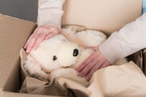 Caja con un oso de peluche