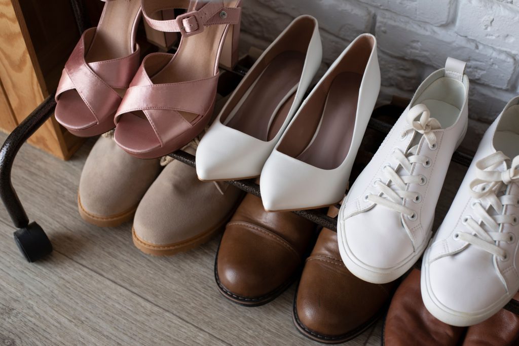Zapatos usados expuestos